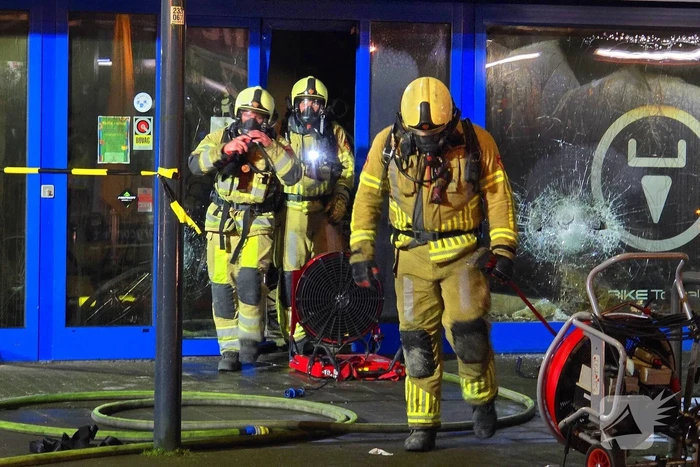 Zeer grote brand in fietsenwinkel