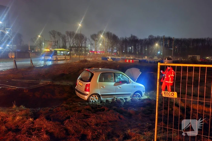 Bestuurder knalt op hekwerk na vermoedelijke onwelwording