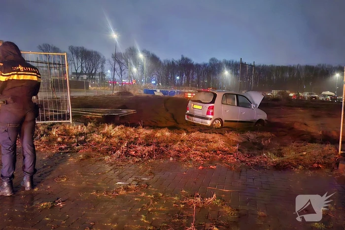 Bestuurder knalt op hekwerk na vermoedelijke onwelwording