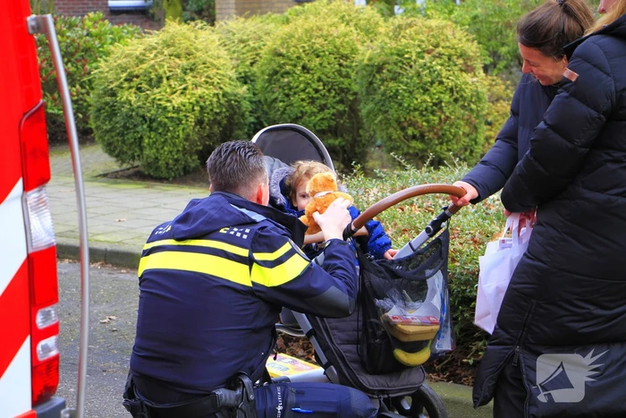 Brandweer controleer schoorsteen na brand
