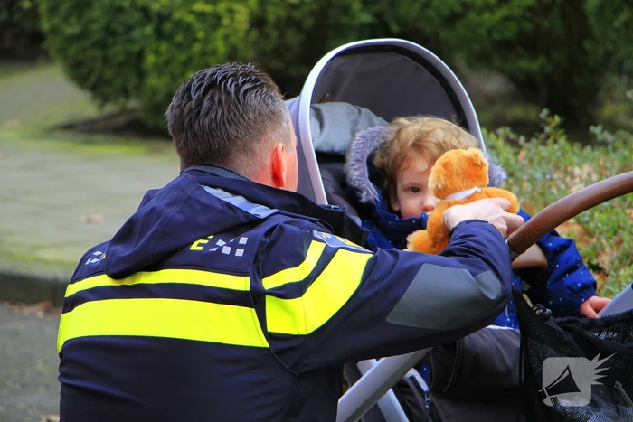 Brandweer controleer schoorsteen na brand