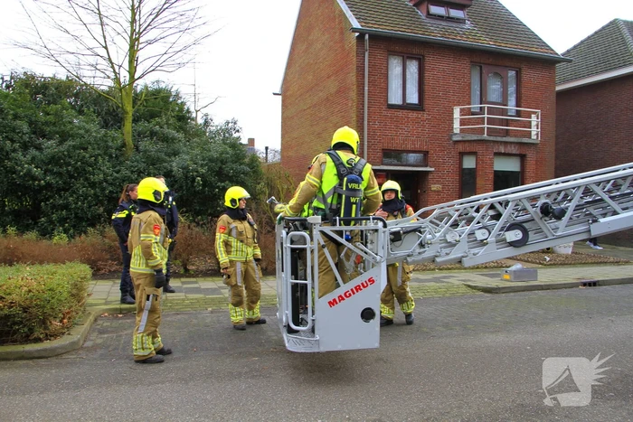 Brandweer controleer schoorsteen na brand