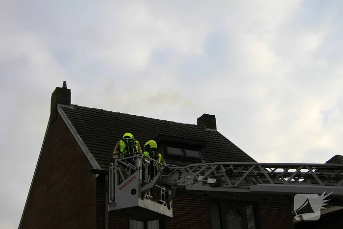 Brandweer controleer schoorsteen na brand