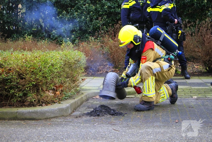 Brandweer controleer schoorsteen na brand