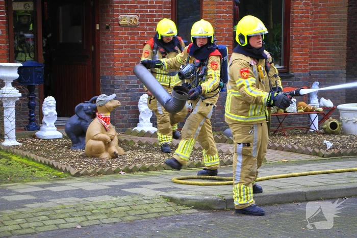Brandweer controleer schoorsteen na brand