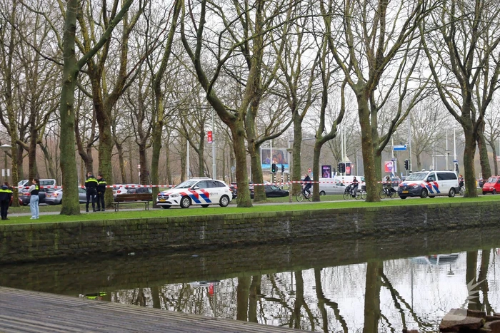 Persoon te water hulpdiensten massaal aanwezig