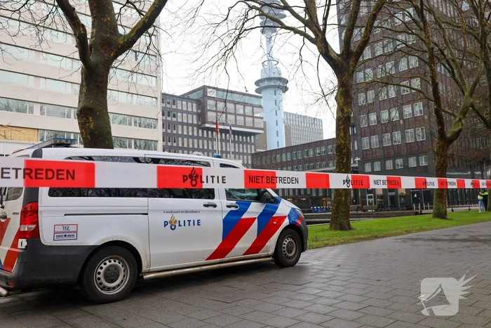 Persoon te water hulpdiensten massaal aanwezig
