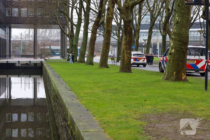 Persoon te water hulpdiensten massaal aanwezig