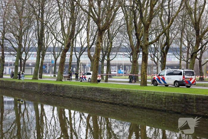 Persoon te water hulpdiensten massaal aanwezig