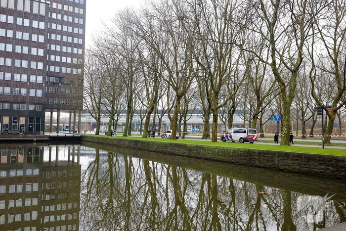 Persoon te water hulpdiensten massaal aanwezig