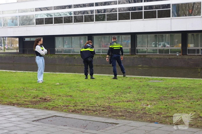 Persoon te water hulpdiensten massaal aanwezig