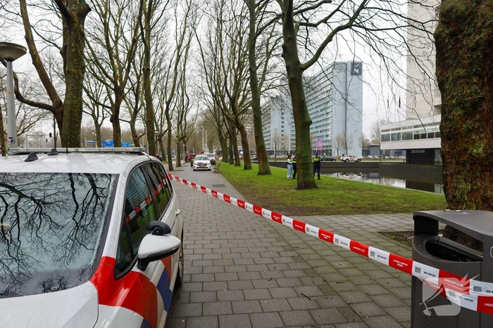 Persoon te water hulpdiensten massaal aanwezig