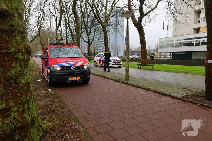 Persoon te water hulpdiensten massaal aanwezig