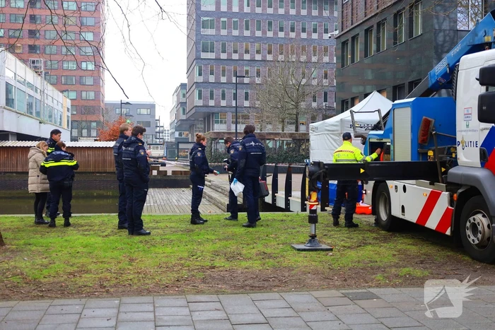 Persoon te water hulpdiensten massaal aanwezig