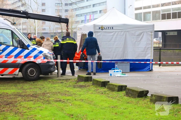 Persoon te water hulpdiensten massaal aanwezig