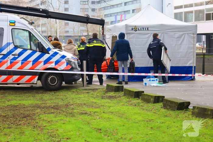 Persoon te water hulpdiensten massaal aanwezig