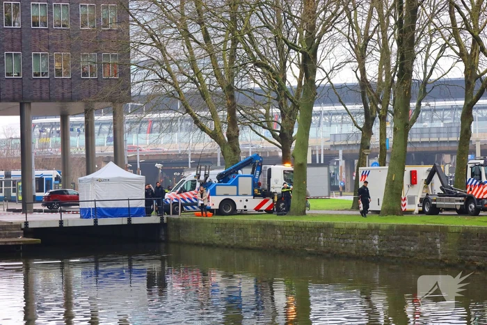 Persoon te water hulpdiensten massaal aanwezig