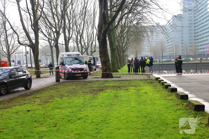Persoon te water hulpdiensten massaal aanwezig