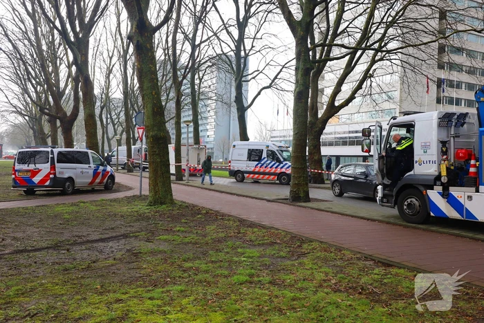 Persoon te water hulpdiensten massaal aanwezig
