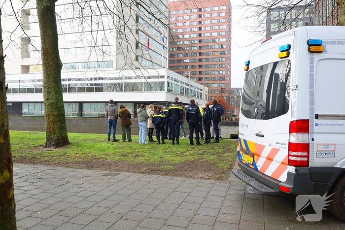 Persoon te water hulpdiensten massaal aanwezig