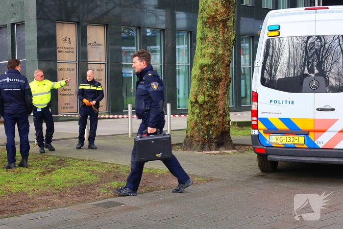 Persoon te water hulpdiensten massaal aanwezig