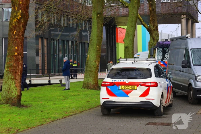 Persoon te water hulpdiensten massaal aanwezig