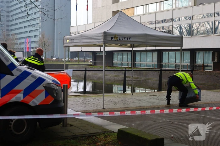 Persoon te water hulpdiensten massaal aanwezig
