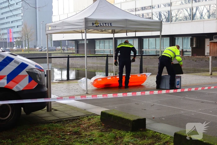 Persoon te water hulpdiensten massaal aanwezig