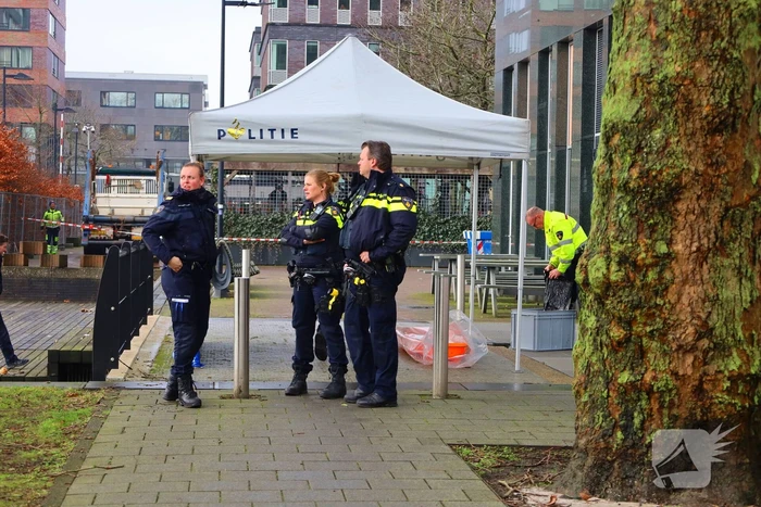 Persoon te water hulpdiensten massaal aanwezig