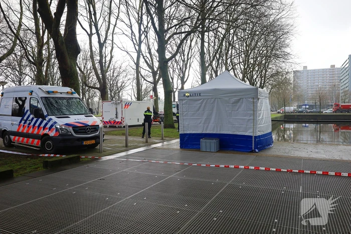 Persoon te water hulpdiensten massaal aanwezig