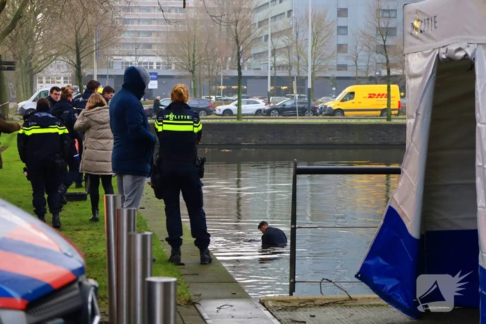 Persoon te water hulpdiensten massaal aanwezig