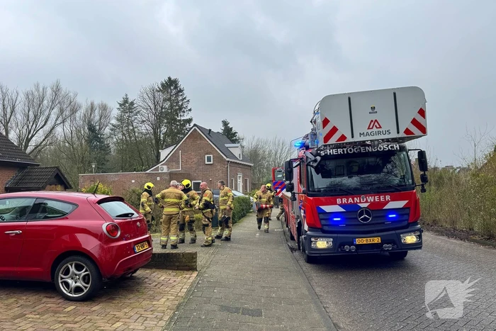 Brandweer inspecteert schoorsteen na brand
