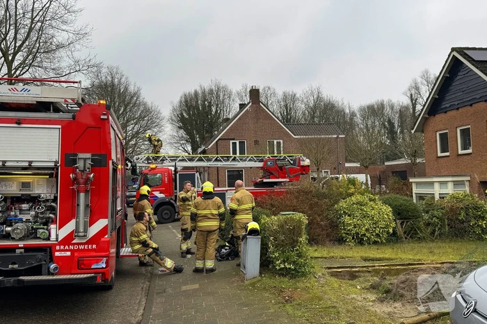 Brandweer inspecteert schoorsteen na brand