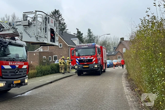 Brandweer inspecteert schoorsteen na brand