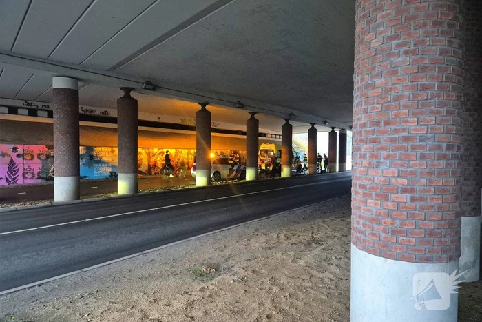 Fietsers en brommer botsen onder viaduct