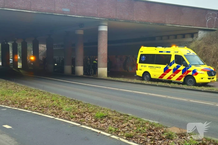 Fietsers en brommer botsen onder viaduct