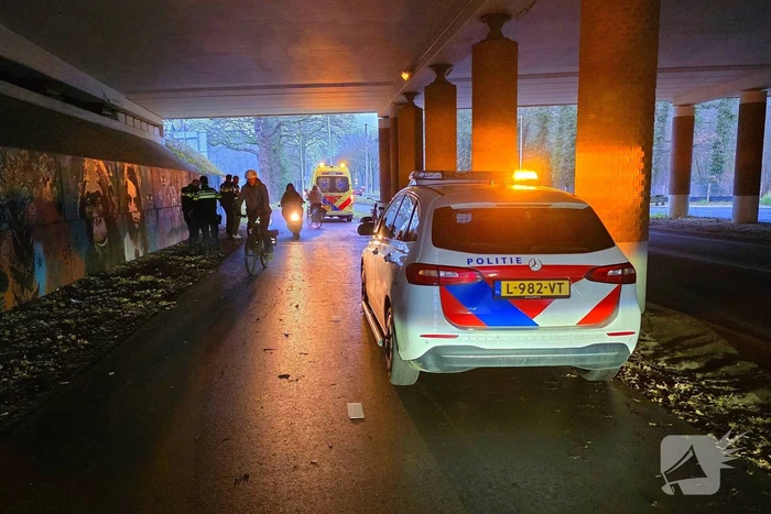 Fietsers en brommer botsen onder viaduct