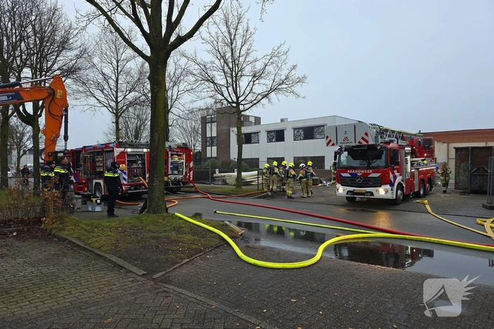 Grote brand in bedrijfspand van koekjesfabriek