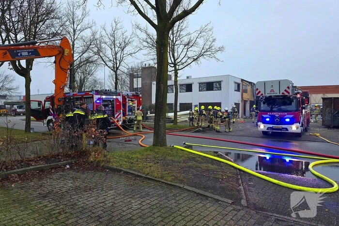 Grote brand in bedrijfspand van koekjesfabriek