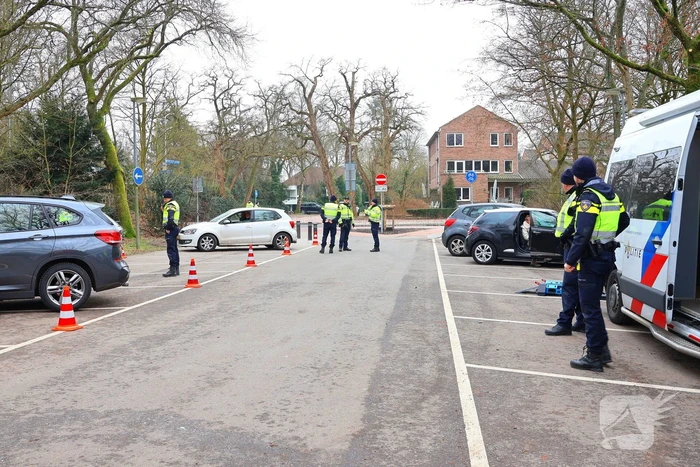 Politie controleert voertuigen en brommers