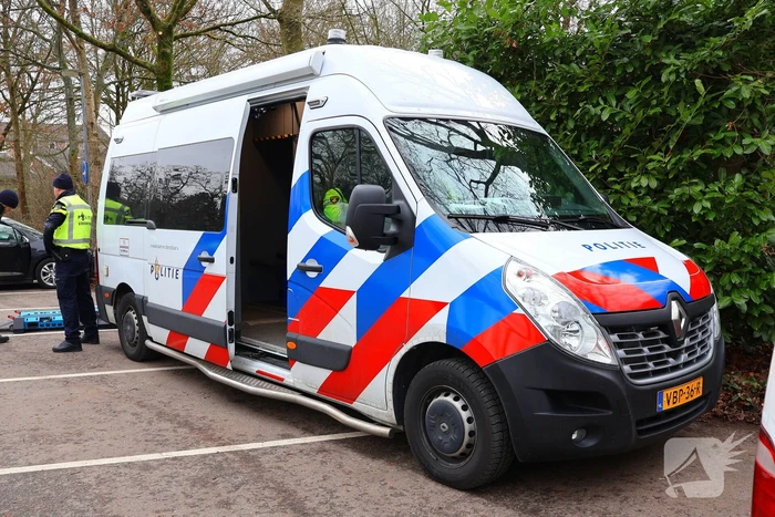 Politie controleert voertuigen en brommers