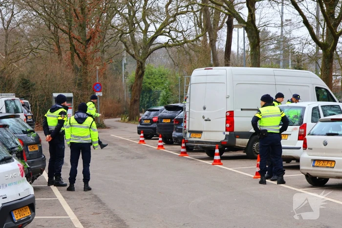 Politie controleert voertuigen en brommers