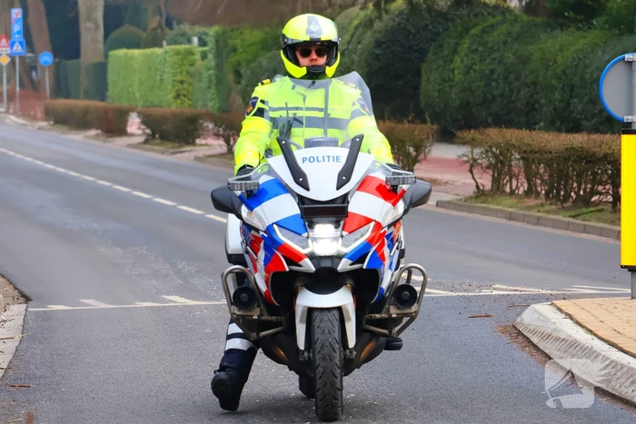 Politie controleert voertuigen en brommers