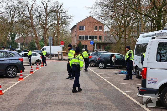 Politie controleert voertuigen en brommers