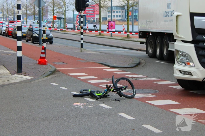 Kind op fiets aangereden door vrachtwagen
