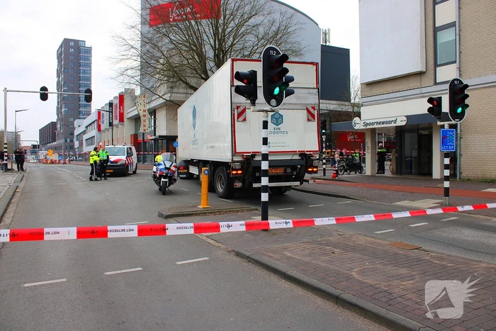 Kind op fiets aangereden door vrachtwagen