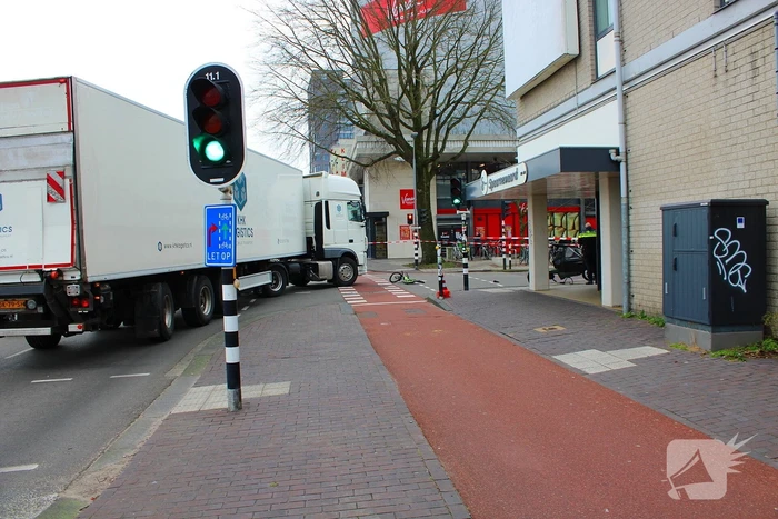 Kind op fiets aangereden door vrachtwagen