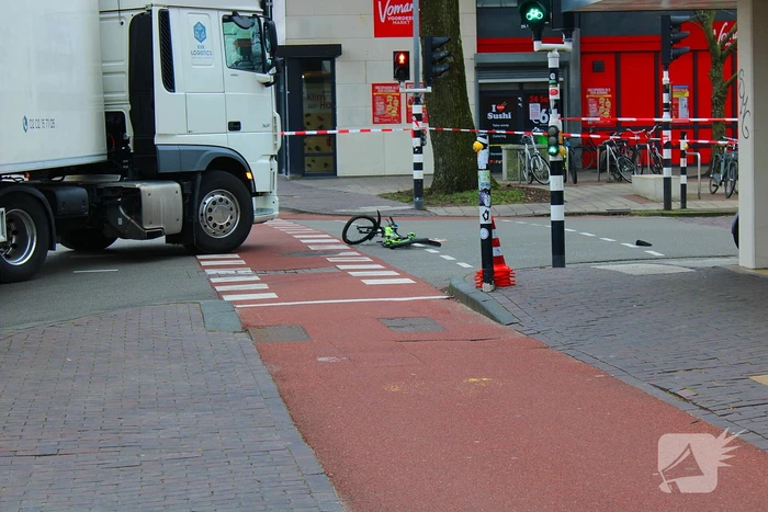 Kind op fiets aangereden door vrachtwagen