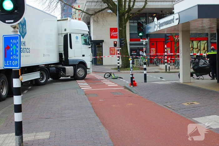 Kind op fiets aangereden door vrachtwagen