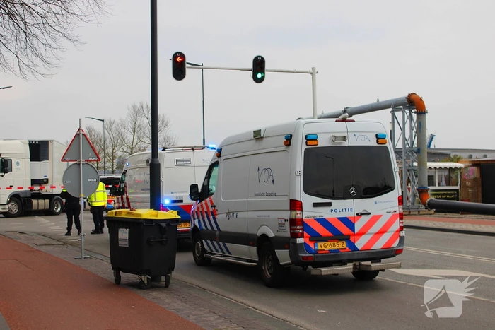 Kind op fiets aangereden door vrachtwagen